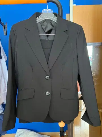 블랙 블레이저와 플리츠 스커트의 취업 정장