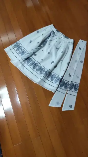 스트로베리 필드 페이즐리 무늬 프린트 플레어 스커트 무릎 기장