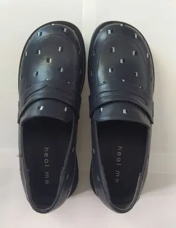 힐 미 스터드가 달린 네이비 로퍼