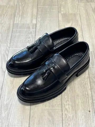 태슬 장식 블랙 로퍼 통굽