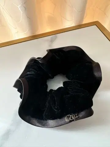 Complex Biz 블랙 컬러 벨로아 스크런치