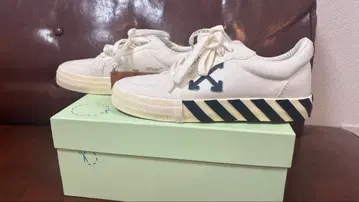 화이트 스트라이프 밑창 스니커즈