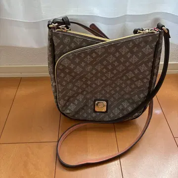 브라운 로고 패턴 숄더백