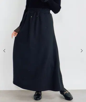 엠마 테일러 스타일 도어 스파클 맨투맨 플레어 스커트 블랙