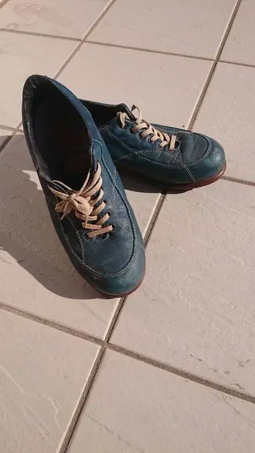 캠퍼 로우컷 스니커즈