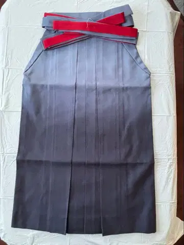 그레이와 빨간색의 하카마