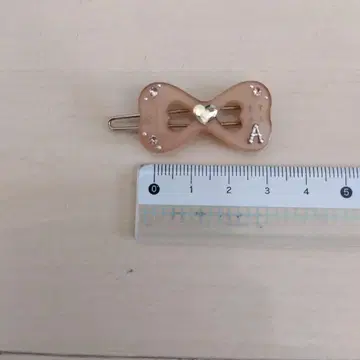 Alexandre 리본형 헤어핀 베이지