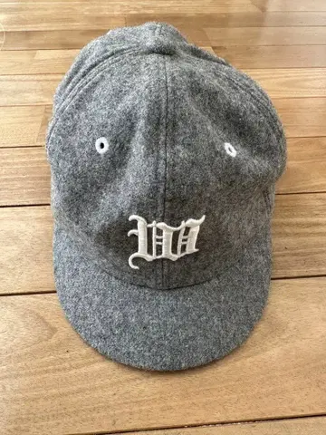 화이트 마운티니어링 캡 그레이 울 캡 자수 로고 포함