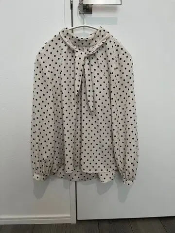 그레티브 릴리안 AuieF 도트 블라우스 보타이