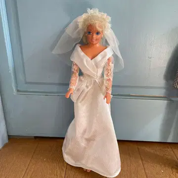 90년대 웨딩 드레스의 바비 인형