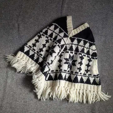 언그리드 ungrid 노르딕 무늬 프린지 니트 판초