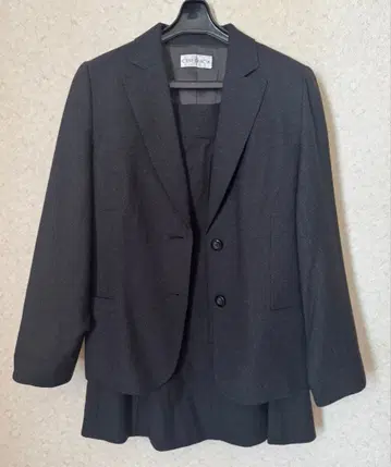 C'EST CHIC'A 다크 그레이 스커트 수트