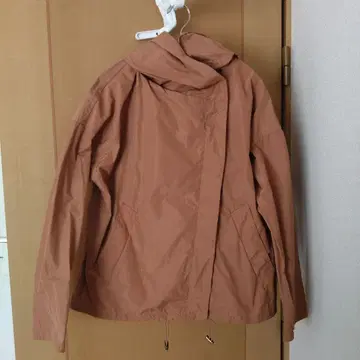 레이디 럭클루카 오렌지 후드 부착 마운틴 후드티