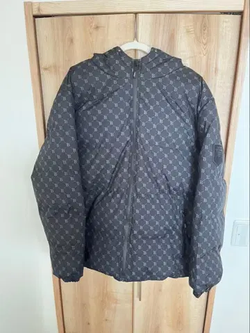 로고 패턴 후드 부착 다운 자켓