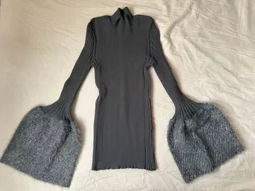 [새상품급] CFCL 그레이 리브 플레어 슬리브 스웨터