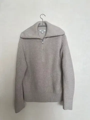 COS 베이지 하이넥 스웨터