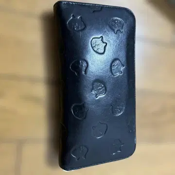 블랙 엠보싱 가공 장지갑