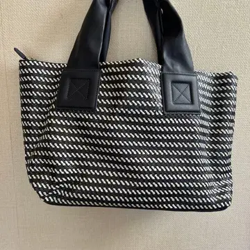 새상품 네이비와 화이트 스트라이프 토트백