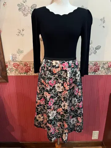 블랙 스캘럽 넥 플라워 패턴 스커트 도킹 원피스 TOCCA