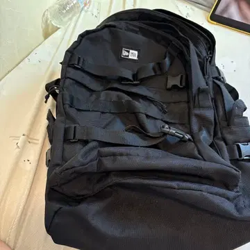 NEW ERA 블랙 백팩 35리터