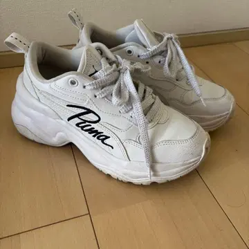 Puma 화이트 스니커즈