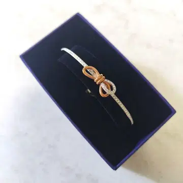 새상품급 SWAROVSKI 리본 모티브 팔찌 미사용