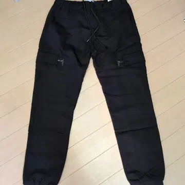 블랙 카고 팬츠 지퍼 포켓 포함