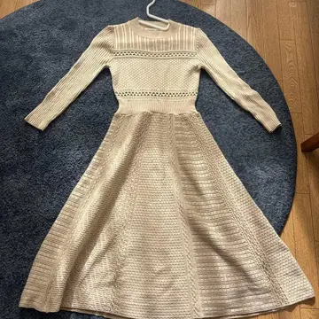 [새상품급] STRAWBERRY-FIELDS 니트 원피스 베이지