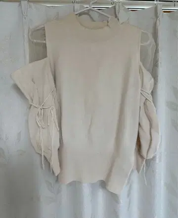 SNIDEL 아이보리 오프숄더 스웨터