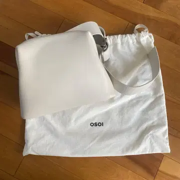 OSOI 화이트 숄더백