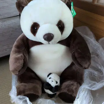 커다란 팬더 봉제 인형과 작은 팬더