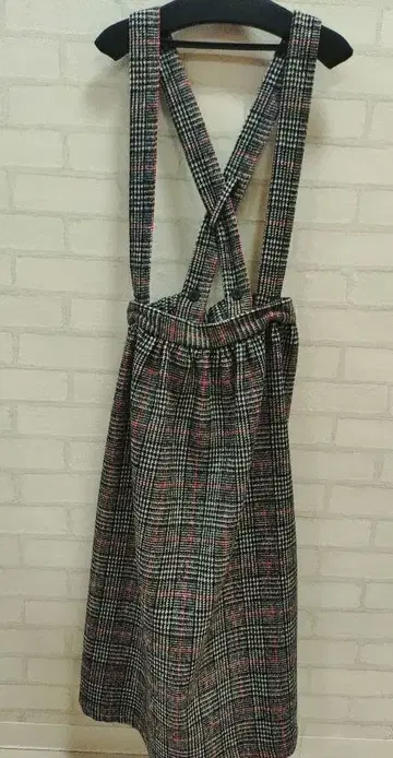 체크 무늬 크로스 스트랩 스커트