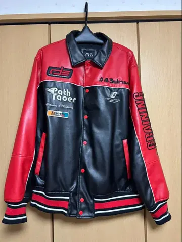 가죽풍 바시티 자켓 빨간색과 블랙