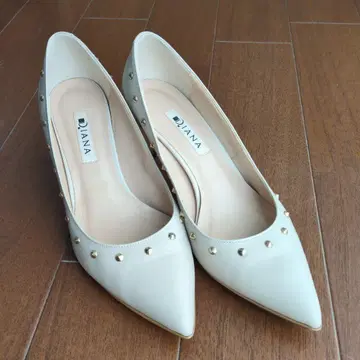 DIANA 스터드 장식 펌프스