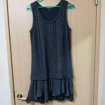 COMME CA DU MODE 프릴 달린 슬리브리스 원피스