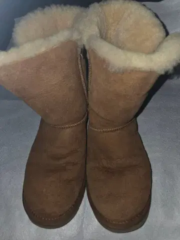 브라운 스웨이드 어그 부츠 버튼 포함