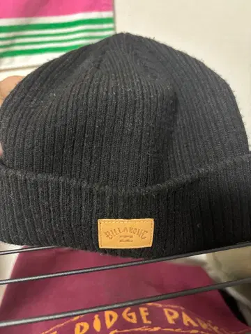 BILLABONG 블랙 니트 모자 리브 편직