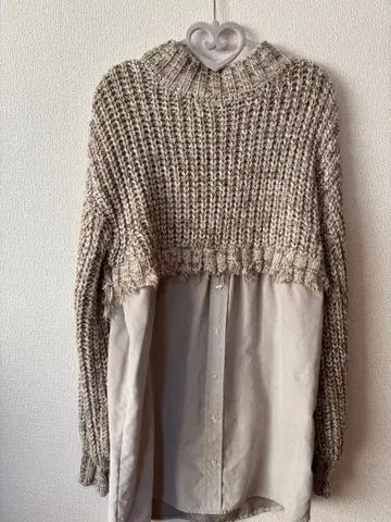 오픈 백 디자인 크롭 니트