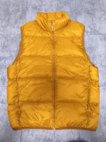 새상품급 유니클로 울트라 라이트 다운 베스트 골드 남성용 S