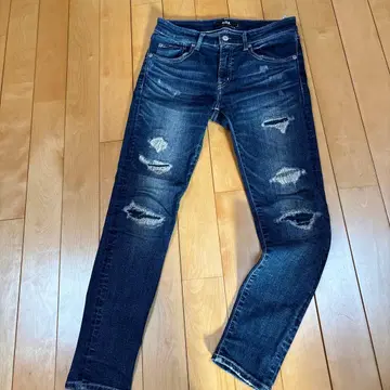 데미지 가공 다크 블루 데님 청바지 뒷면 포켓에 구멍이 있습니다