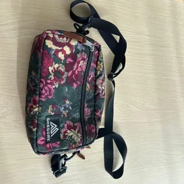 GREGORY 플라워 패턴 바디백