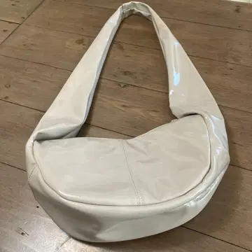 광택 있는 숄더백 화이트 그레이 에나멜풍 새상품급 새상품