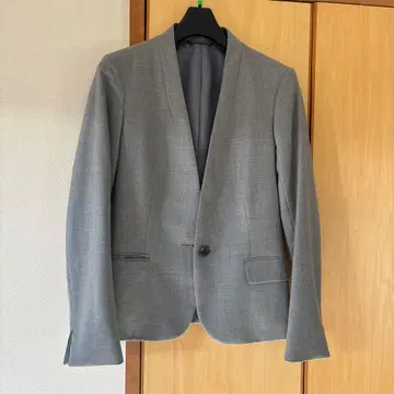 그레이 정장 자켓과 스커트 세트