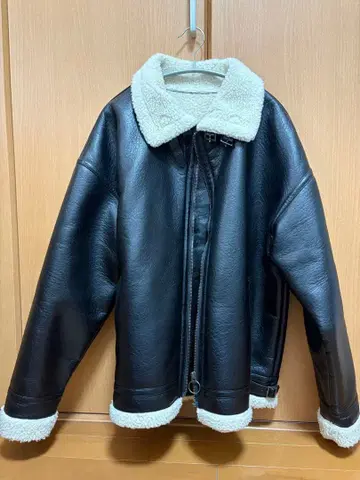 보아 달린 블랙 가죽 자켓