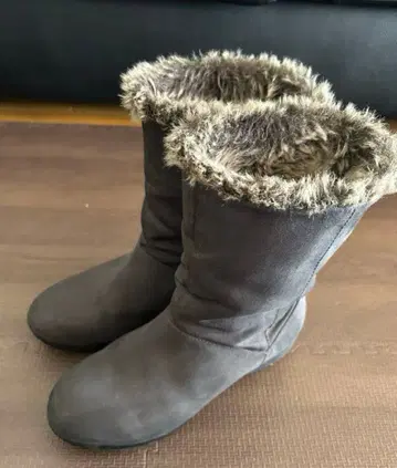 VITA NOVA 그레이 스웨이드 미들 기장 2way 퍼 부츠