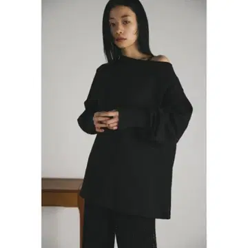 스타일믹서 오프숄더 루즈 맨투맨 블랙