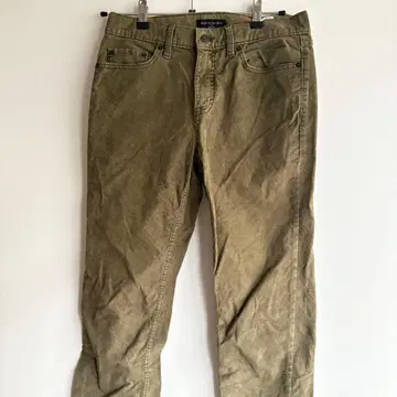 올리브 그린 치노 팬츠