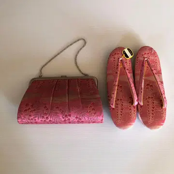 핑크 꽃무늬 클러치백과 조리 세트