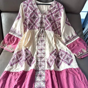 아이보리와 핑크 자수 원피스