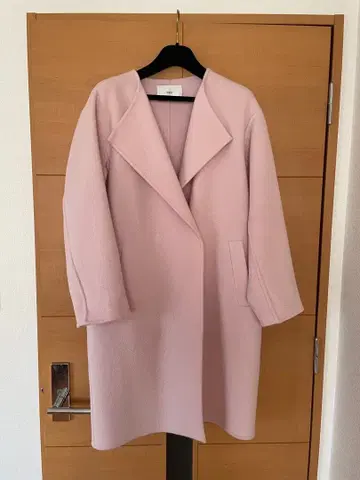 이네드 옅은 핑크색 롱 코트